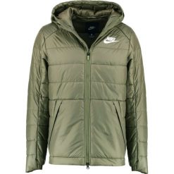 Nike Sportswear Kurtka zimowa medium olive/white. Zielone marynarki męskie Nike Sportswear, na zimę, xl, bez wzorów, z poliesteru. W wyprzedaży za 366,75 zł.