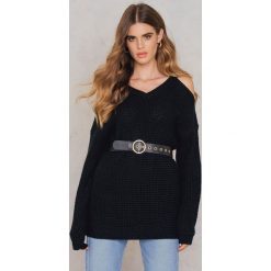 Rut&Circle Sweter z wycięciami na ramionach Luna - Black. Czarne swetry oversize damskie Rut&Circle, z dzianiny. W wyprzedaży za 60,98 zł.