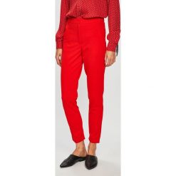 Jacqueline de Yong - Spodnie. Czerwone spodnie damskie marki Jacqueline de Yong, s, z haftami, z elastanu, casualowe. Za 89,90 zł.