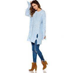 Moherowy sweter z wycięciami błękitny ELISE. Niebieskie swetry damskie Lemoniade, uniwersalny, bez wzorów, z wełny, eleganckie, bez rękawów, bez kaptura. W wyprzedaży za 119,90 zł.