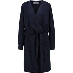 Marc O'Polo DENIM Sukienka jeansowa scarab blue. Niebieskie sukienki marki Marc O'Polo DENIM, s, z denimu, polo. W wyprzedaży za 447,20 zł.