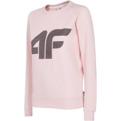Bluza damska BLD002 - jasny róż. Różowe bluzy damskie 4f, bez wzorów, z bawełny, bez rękawów, bez kaptura. Za 99,99 zł.
