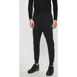 Reebok Classic - Spodnie. Czarne spodnie męskie Reebok Classic, na co dzień, s, bez wzorów, z elastanu, casualowe. W wyprzedaży za 219,90 zł.