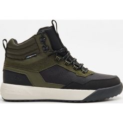 Lekkie buty sportowe z wodoodpornym wykończeniem - Khaki. Brązowe buty sportowe męskie Cropp, bez zapięcia. W wyprzedaży za 69,99 zł.