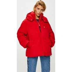 Tommy Jeans - Kurtka. Czerwone kurtki damskie Tommy Jeans, s, bez wzorów, z jeansu, krótkie. W wyprzedaży za 699,90 zł.
