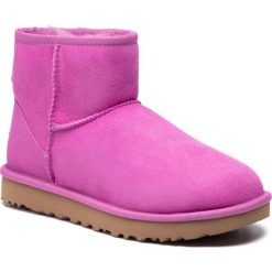 Buty UGG - W Classic Mini II 1016222 W/Bdc. Różowe kozaki damskie Ugg, na zimę, ze skóry, bez obcasa, bez zapięcia. W wyprzedaży za 399,00 zł.