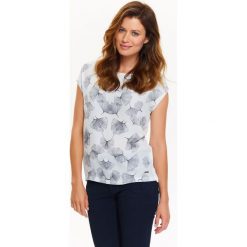 BLUZKA Z ŁĄCZONYCH MATERIAŁÓW Z NADRUKIEM Z PRZODU. Białe t-shirty damskie Top Secret, z nadrukiem, z dzianiny, eleganckie, bez kołnierzyka, z krótkim rękawem. W wyprzedaży za 19,99 zł.