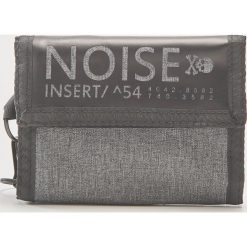 Portfel z napisem noise - Jasny szar. Szare portfele męskie marki House, z napisami. W wyprzedaży za 15,99 zł.