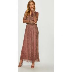Only - Sukienka. Różowe sukienki damskie marki ONLY, na co dzień, s, bez wzorów, z elastanu, eleganckie, bez kołnierzyka, z długim rękawem, długie, maxi, proste. W wyprzedaży za 179,90 zł.