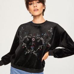 Welurowa bluza z kwiatowym haftem - Czarny. Czarne bluzy damskie marki Reserved, l, z haftami, z weluru. Za 69,99 zł.