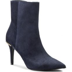 Botki GINO ROSSI - Savona DBG502-L11-4900-5700-0 Niebieski 59. Niebieskie buty zimowe damskie Gino Rossi, ze skóry, na obcasie. W wyprzedaży za 309,00 zł.