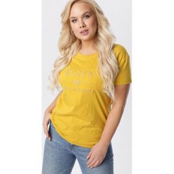 Żółty T-shirt Melara. Żółte bluzki damskie Born2be, xl, z napisami, z okrągłym kołnierzem, z krótkim rękawem. Za 49,99 zł.