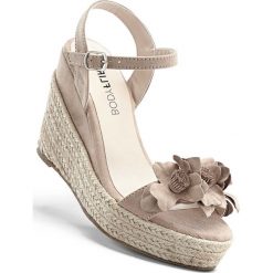 Espadryle na koturnie bonprix beżowo-piaskowy. Brązowe buty ślubne damskie marki bonprix, na platformie. Za 99,99 zł.