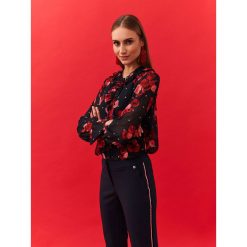 Elegancka bluzka szyfonowa. Bluzki damskie Top Secret, w kwiaty, z szyfonu, eleganckie, ze stójką, bez rękawów. W wyprzedaży za 49,99 zł.