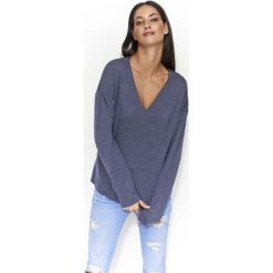 Bluzy damskie: Granatowa Lekka Bluza z Dekoltem w Szpic