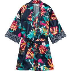 Szlafrok kimono bonprix w kwiaty. Niebieskie szlafroki damskie bonprix, z nadrukiem, bez rękawów, bez kaptura. Za 99,99 zł.
