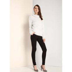 SWETER GOLF DŁUGI RĘKAW DAMSKI LUŹNY. Szare swetry damskie Top Secret, na zimę, bez wzorów, z dzianiny, eleganckie, z długim rękawem, długie, bez kaptura. W wyprzedaży za 59,99 zł.