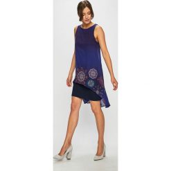 Desigual - Sukienka. Fioletowe sukienki damskie Desigual, na co dzień, z nadrukiem, z elastanu, casualowe, z okrągłym kołnierzem, bez rękawów, mini, proste. Za 379,90 zł.