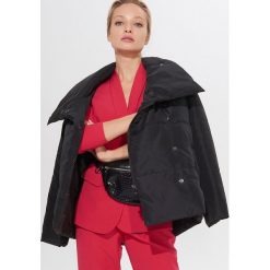 Kurtka oversize z szerokim kołnierzem - Czarny. Czarne kurtki damskie Mohito, bez wzorów, bez kaptura. W wyprzedaży za 159,99 zł.