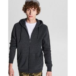 Rozpinana bluza basic - Czarny. Czarne bluzy męskie Cropp, s, bez wzorów, bez kołnierzyka, bez rękawów, bez kaptura. Za 89,99 zł.