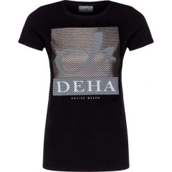 T-shirt DEHA ACTIVE. Szare topy damskie Deha, z nadrukiem, z dzianiny, z okrągłym kołnierzem. Za 210,00 zł.
