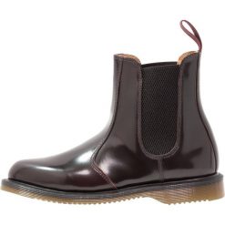 Dr. Martens FLORA CHELSEA BOOT ARCADIA Botki rot. Czerwone botki damskie skórzane marki Dr. Martens, klasyczne. Za 589,00 zł.