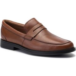 Półbuty CLARKS - Un Aldric Step 261401408 Tan Leather. Pomarańczowe buty wizytowe męskie Clarks, z aplikacjami, ze skóry, eleganckie, bez zapięcia. W wyprzedaży za 199,00 zł.