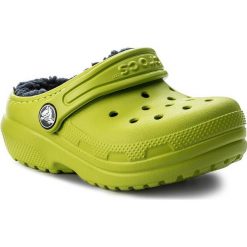 Kapcie CROCS - Classic Lined Clog 203506 Volt Green/Navy. Zielone kapcie damskie marki Crocs, z tworzywa sztucznego, bez zapięcia. W wyprzedaży za 129,00 zł.