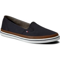 Tenisówki TOMMY HILFIGER Kesha 7D FW0FW01656. Czarne półbuty damskie TOMMY HILFIGER, bez wzorów, bez obcasa, bez zapięcia. W wyprzedaży za 189,00 zł.