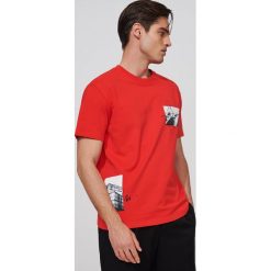 T-shirt z nadrukiem - Czerwony. Czerwone t-shirty męskie Reserved, s, z nadrukiem, bez kołnierzyka. W wyprzedaży za 39,99 zł.