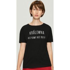 T-shirt z hasłem - Czarny. Czarne t-shirty damskie Sinsay, l. Za 19,99 zł.