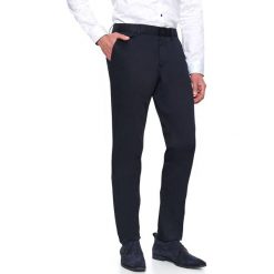 Spodnie chino o kroju slim. Spodnie męskie Top Secret, na co dzień, na zimę, m, w paski, z elastanu, klasyczne. W wyprzedaży za 59,99 zł.