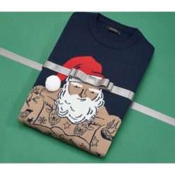 Sweter ze świątecznym nadrukiem - Granatowy. Niebieskie swetry męskie Reserved, s, z nadrukiem, wizytowe, bez kołnierzyka, bez kaptura. Za 99,99 zł.