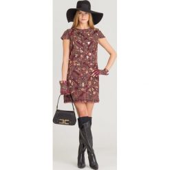 SUKIENKA ELISABETTA FRANCHI. Czerwone sukienki damskie Elisabetta Franchi, na co dzień, z haftami, z okrągłym kołnierzem, bez rękawów, mini, proste. Za 1374,50 zł.