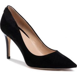 Szpilki GUESS - Bennie16 FL5BE6 SUE08 BLACK. Czarne półbuty damskie Guess, z aplikacjami, z zamszu, bez obcasa, na obcasie, bez zapięcia. Za 589,00 zł.