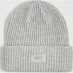 Czapka beanie z naszywką - Jasny szary. Szare czapki damskie Sinsay, z aplikacjami. Za 24,99 zł.