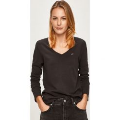 Tommy Jeans - Longsleeve. Czarne bluzki damskie Tommy Jeans, s, bez wzorów, z bawełny, bez kołnierzyka, z długim rękawem. W wyprzedaży za 119,90 zł.