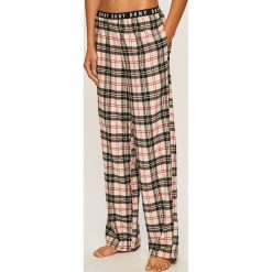 Dkny - Spodnie piżamowe. Czarne piżamy damskie DKNY, s, bez wzorów, z bawełny, bez rękawów. W wyprzedaży za 229,90 zł.