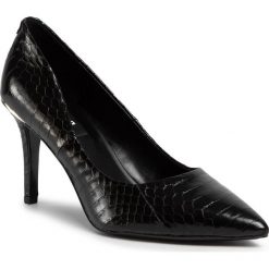 Szpilki DKNY - Randi High Pump 85 K4998811 Snake Emb Lthr Black Blk. Czarne półbuty damskie DKNY, bez wzorów, ze skóry ekologicznej, bez obcasa, na obcasie, bez zapięcia. W wyprzedaży za 389,00 zł.