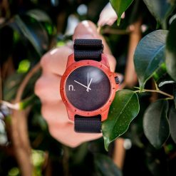 Drewniany zegarek męski SPORT 45 mm sapele n073. Brązowe zegarki męskie marki Pakamera. Za 374,00 zł.