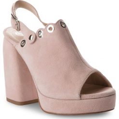 Sandały SOLO FEMME - 69804-01-H18/000-07-00 Jasny Róż. Różowe klapki damskie Solo Femme, bez wzorów, ze skóry, bez obcasa, na obcasie. W wyprzedaży za 259,00 zł.