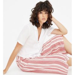 Koszula z klapami i węzłem. Białe koszule body marki Pull&Bear. Za 59,90 zł.