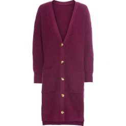 Sweter rozpinany oversize z guzikami z masy rogowej bonprix jeżynowy. Fioletowe swetry damskie bonprix, bez wzorów, bez rękawów, bez kaptura. Za 54,99 zł.