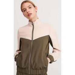 Bluza ze stójką - Khaki. Brązowe bluzy damskie Reserved, bez wzorów, bez rękawów, bez kaptura. Za 99,99 zł.