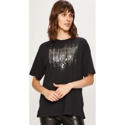 Converse - T-shirt. Czarne topy damskie Converse, s, z nadrukiem, z bawełny, z okrągłym kołnierzem. W wyprzedaży za 109,90 zł.