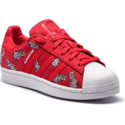 Buty adidas - Superstar W B28040 Scarle/Scarle/Ftwwht. Czerwone półbuty damskie Adidas, na co dzień, bez wzorów, z zamszu, bez obcasa, na płaskiej podeszwie, bez zapięcia. W wyprzedaży za 349,00 zł.