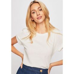 Jacqueline de Yong - T-shirt. Białe t-shirty damskie Jacqueline de Yong, s, bez wzorów, z bawełny, z okrągłym kołnierzem. W wyprzedaży za 39,90 zł.