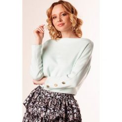 Sweter o nietoperzowym kroju z ozdobnymi guzikami przy mankietach. Swetry damskie Made in Poland, uniwersalny, bez wzorów, z poliesteru, bez rękawów, bez kaptura. Za 169,00 zł.