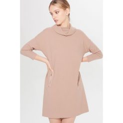 Sukienka z luźnym golfem - Beżowy. Brązowe sukienki damskie Mohito, s, bez wzorów, z golfem, bez rękawów. Za 119,99 zł.