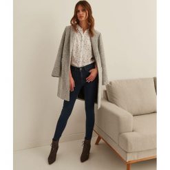 KOSZULA DŁUGI RĘKAW DAMSKA Z NADRUKIEM. Białe koszule body damskie marki Top Secret, na zimę, z nadrukiem, z jeansu, eleganckie. W wyprzedaży za 39,99 zł.